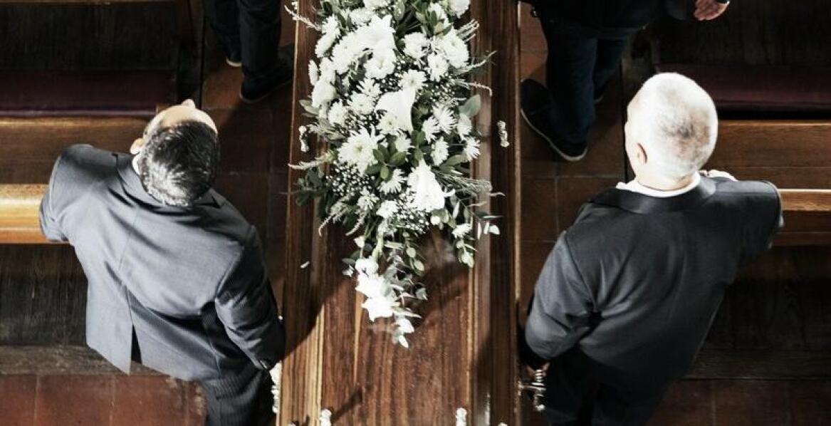 Tradycyjne pogrzeby i kremacja: różnice w ceremoniach pogrzebowych