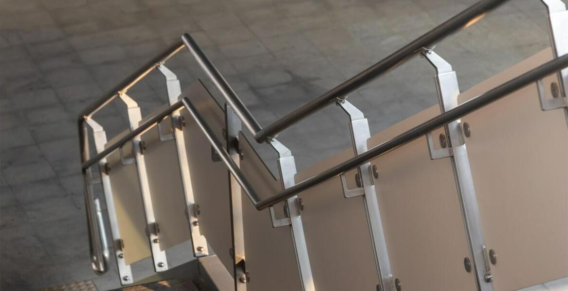 Jak dobrać maskownice do balustrad inox, aby zachować spójność stylistyczną?