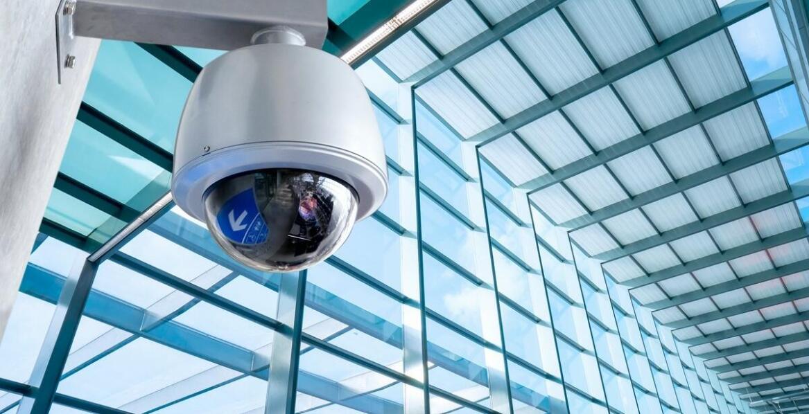 Kamera szerokokątna zewnętrzna a kontrola dużych obszarów – jakie korzyści?