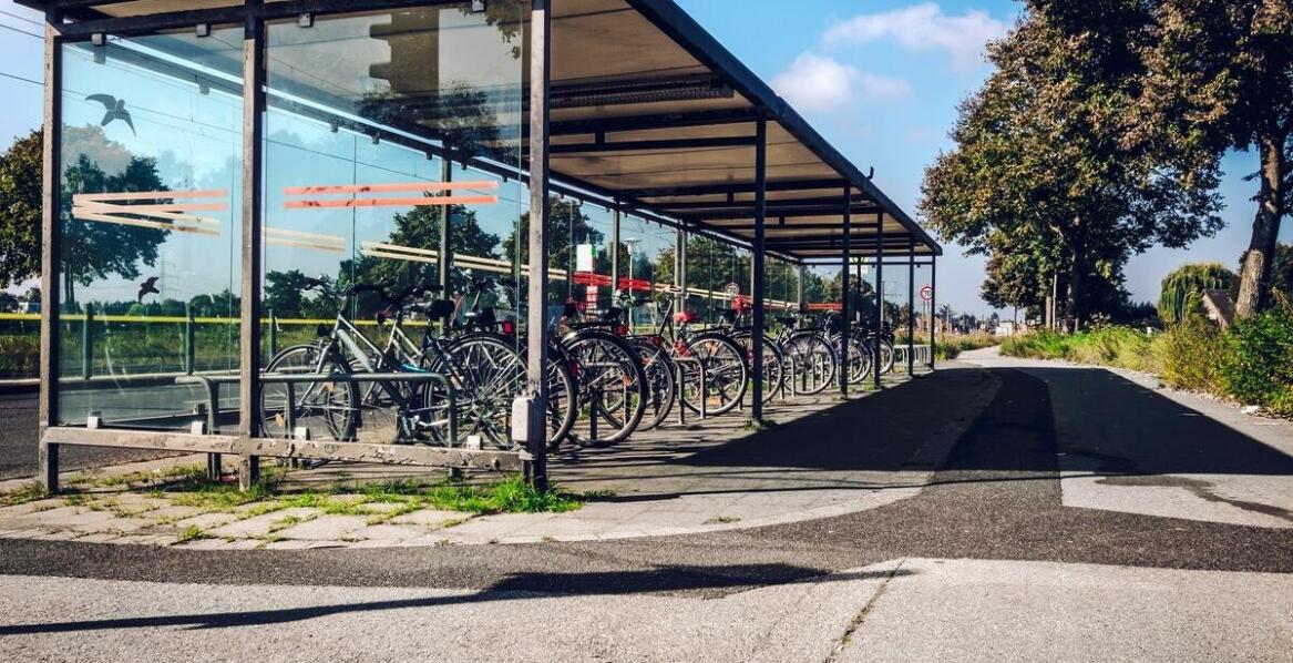 Jak dobrać odpowiednie zadaszenie rowerowe do przestrzeni miejskiej?