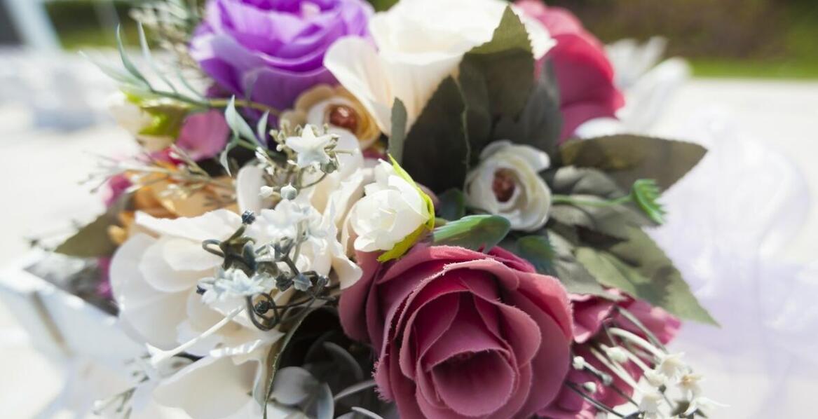 Dekoracje na auto ślubne z elementami żywicy – nowoczesny akcent