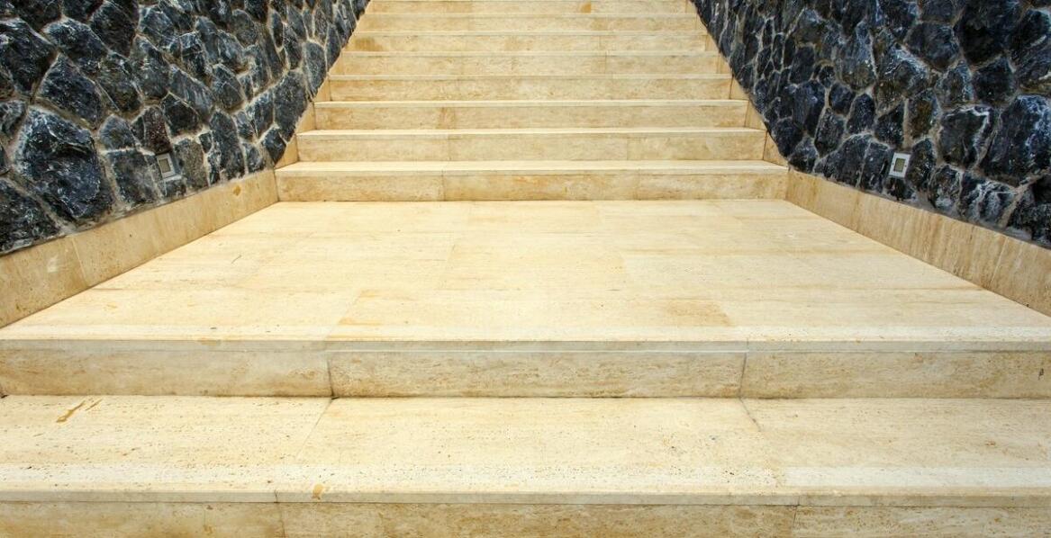 Granitowe schody w nowoczesnych budynkach: połączenie stylu i bezpieczeństwa