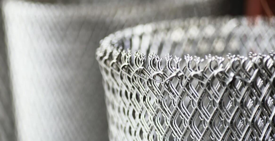 Jakie są najczęstsze błędy przy montażu siatek galwanizowanych i jak ich unikać?