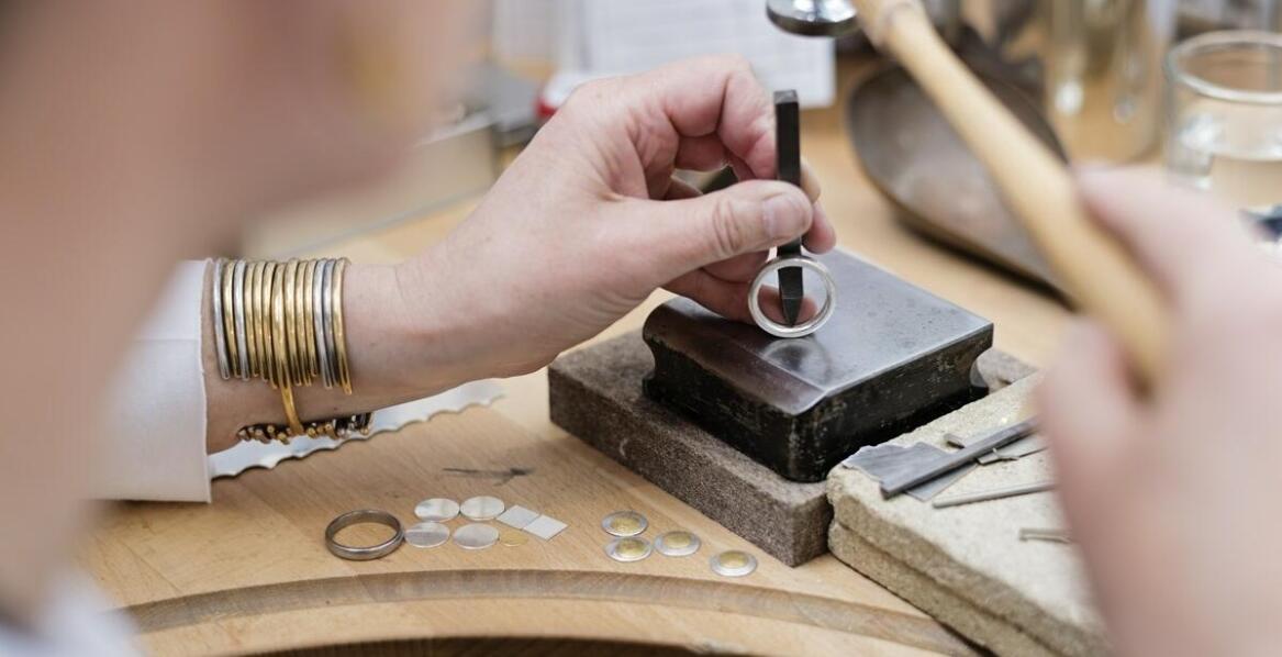 Jakie czynniki wpływają na decyzję o sprzedaży srebra?