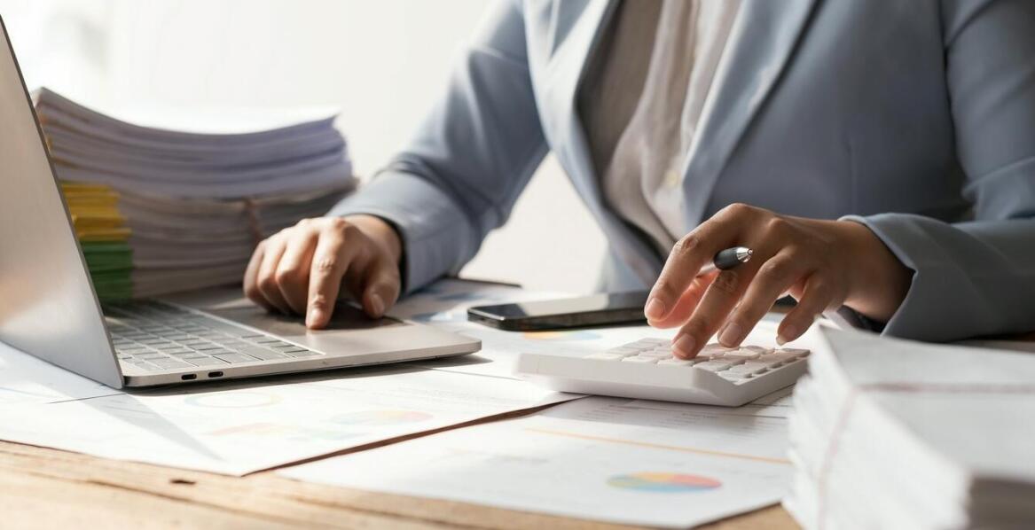 Kompleksowa obsługa księgowa dla małych firm – co oferuje biuro rachunkowe?