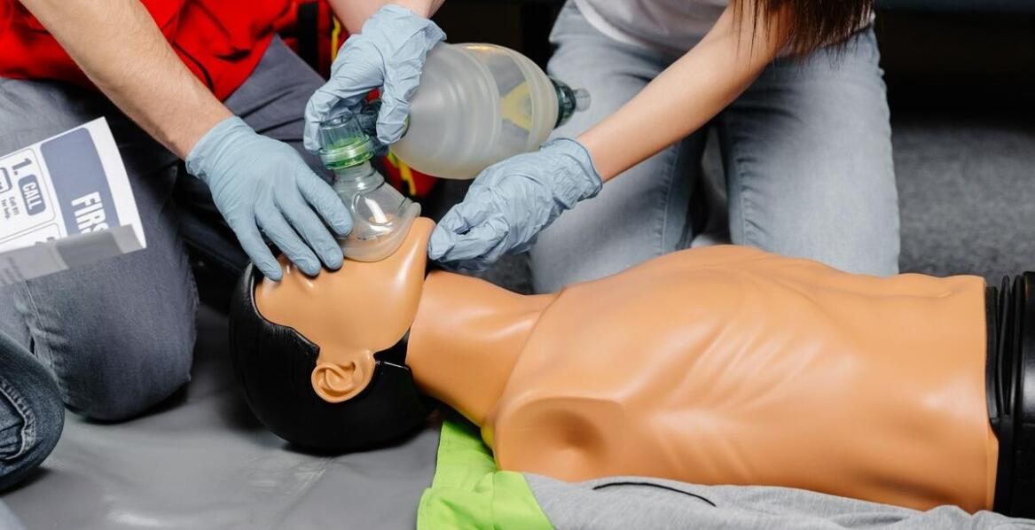 Kurs pierwszej pomocy w Płocku: nauka przez praktykę i doświadczenie