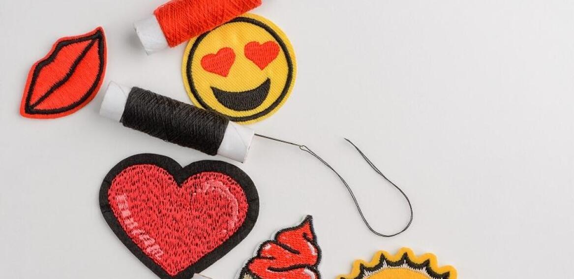 Proces zamawiania naszywek z własnym logo – co warto wiedzieć?