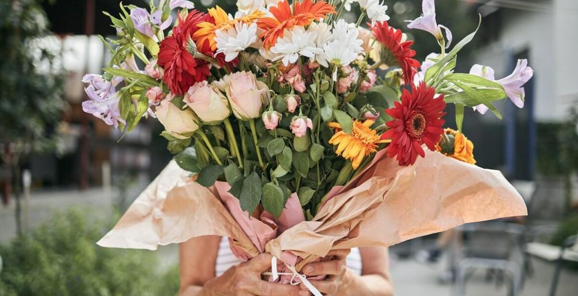 Jakie są zalety zamawiania kwiatów z dostawą przez internet w Katowicach?