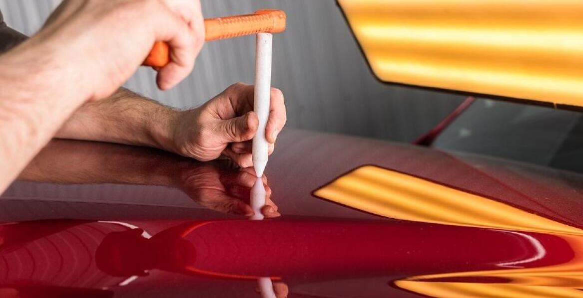 Wyciąganie wgnieceń bez lakierowania: jak chronić karoserię przed korozją?