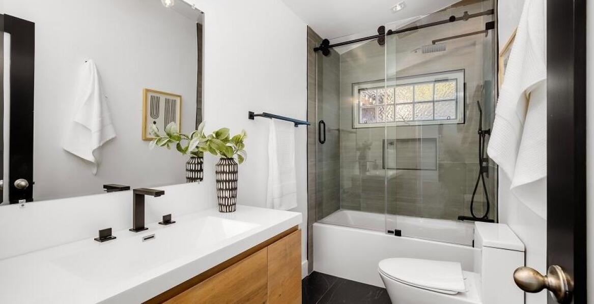 Jakie parawany nawannowe są odporne na pleśń i wilgoć?