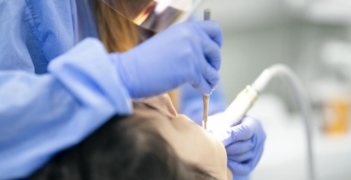 Rola endodoncji w utrzymaniu zdrowych zębów – co oferuje stomatolog w Krakowie?