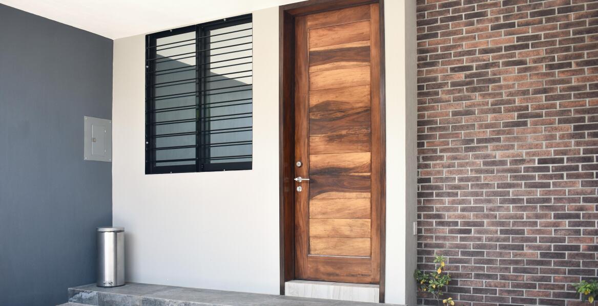 Montaż drzwi zewnętrznych – jak zapewnić trwałość i funkcjonalność?