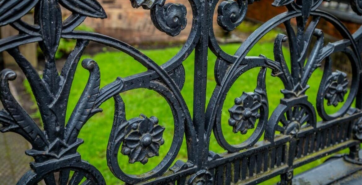 Zalety indywidualnych projektów w metaloplastyce ogrodzeń kutych