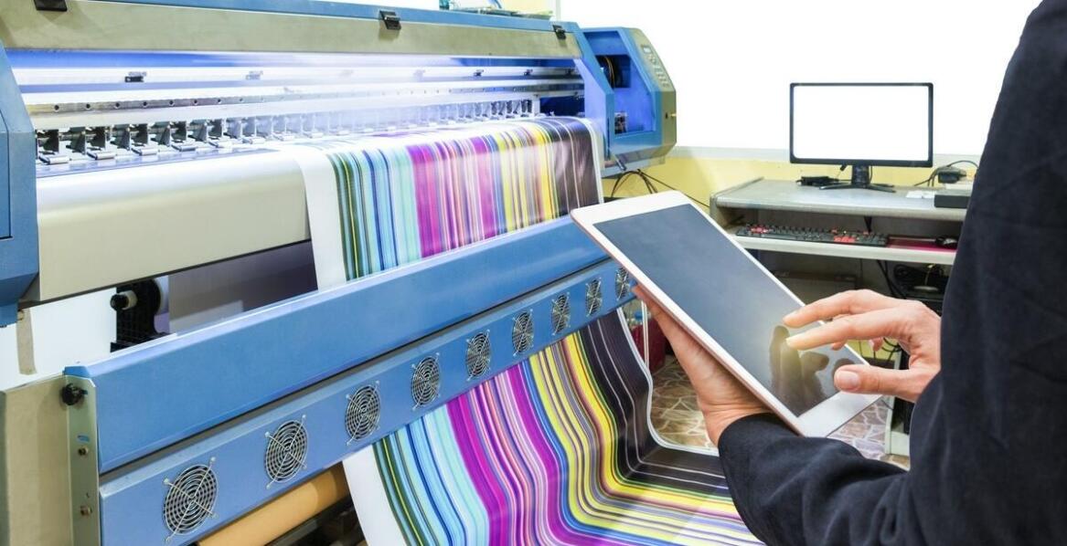 Zastosowanie nowoczesnych technologii w nadrukach dla małych brandów odzieżowych