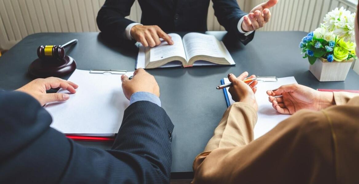 Jakie są międzynarodowe aspekty zaprzeczenia ojcostwa w kontekście prawa rodzinnego?