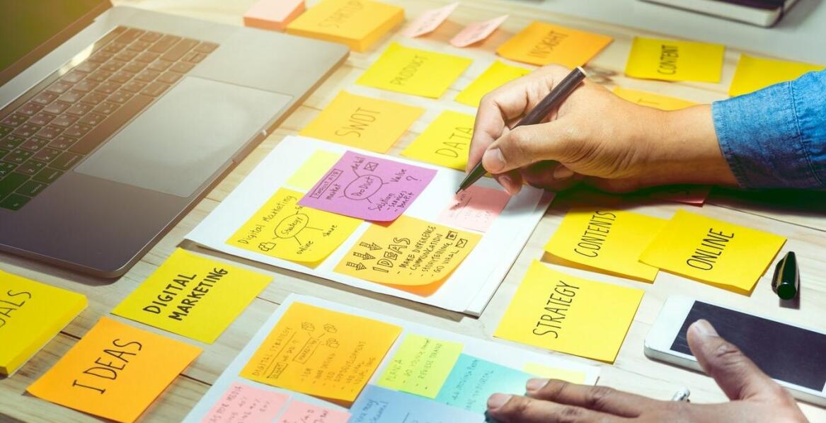 Różnorodność form i kształtów naklejek reklamowych - jak wybrać odpowiednie?