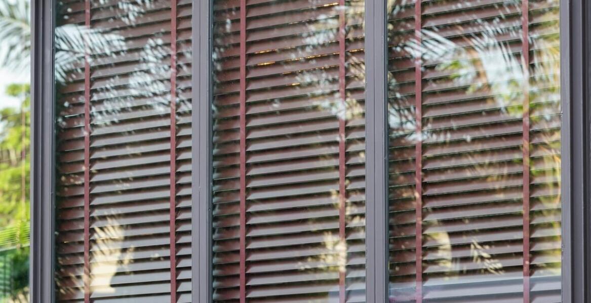 Jakie innowacyjne rozwiązania oferują nowoczesne żaluzje fasadowe?