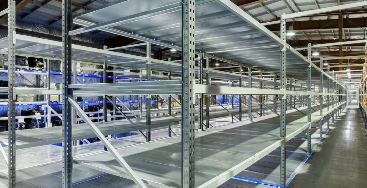 Znaczenie konserwacji regałów magazynowych dla ich trwałości