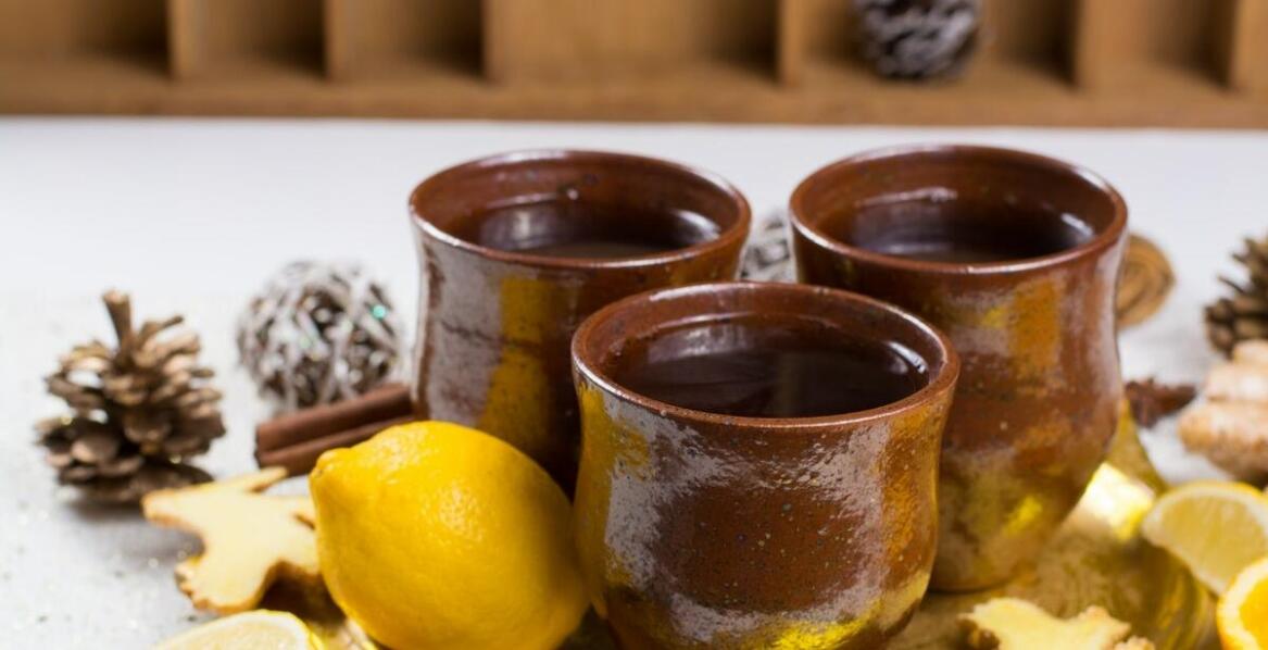 Jakie zalety ma czajniczek z filiżanką w porównaniu do innych naczyń?