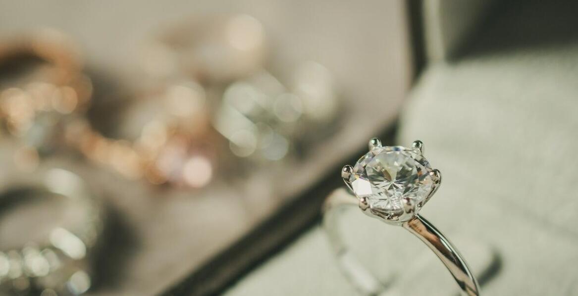 Obrączki ślubne z elementami vintage – powrót do klasyki