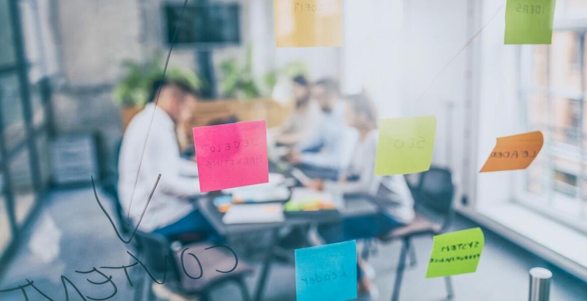 Jak wdrożenie systemu ERP może poprawić komunikację wewnętrzną w małych firmach?