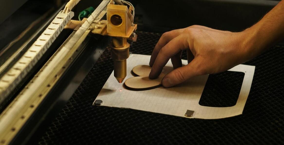 Wpływ cięcia sklejki laserem na jakość materiałów promocyjnych