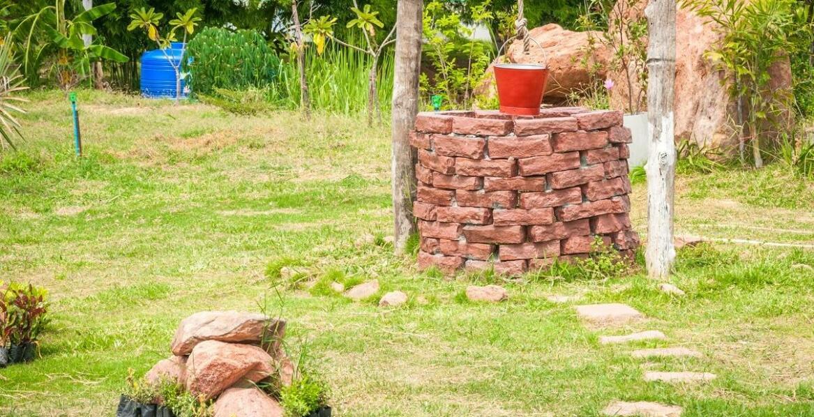 Jakie elementy wpływają na wybór zbiornika betonowego na deszczówkę?