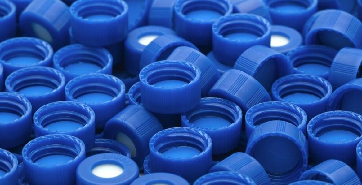 Jak odpowiednie nakrętki mogą usprawnić procesy produkcyjne w przemyśle farmaceutycznym?