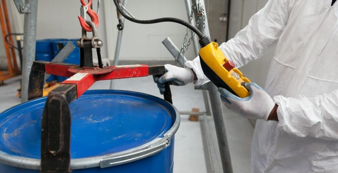 Odzież robocza a ochrona przed chemikaliami – co oferuje hurtownia?