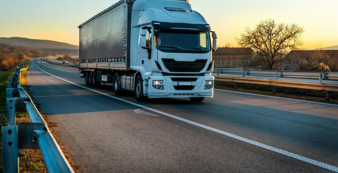 Kluczowe korzyści z ubezpieczenia ładunków w transporcie drogowym towarów