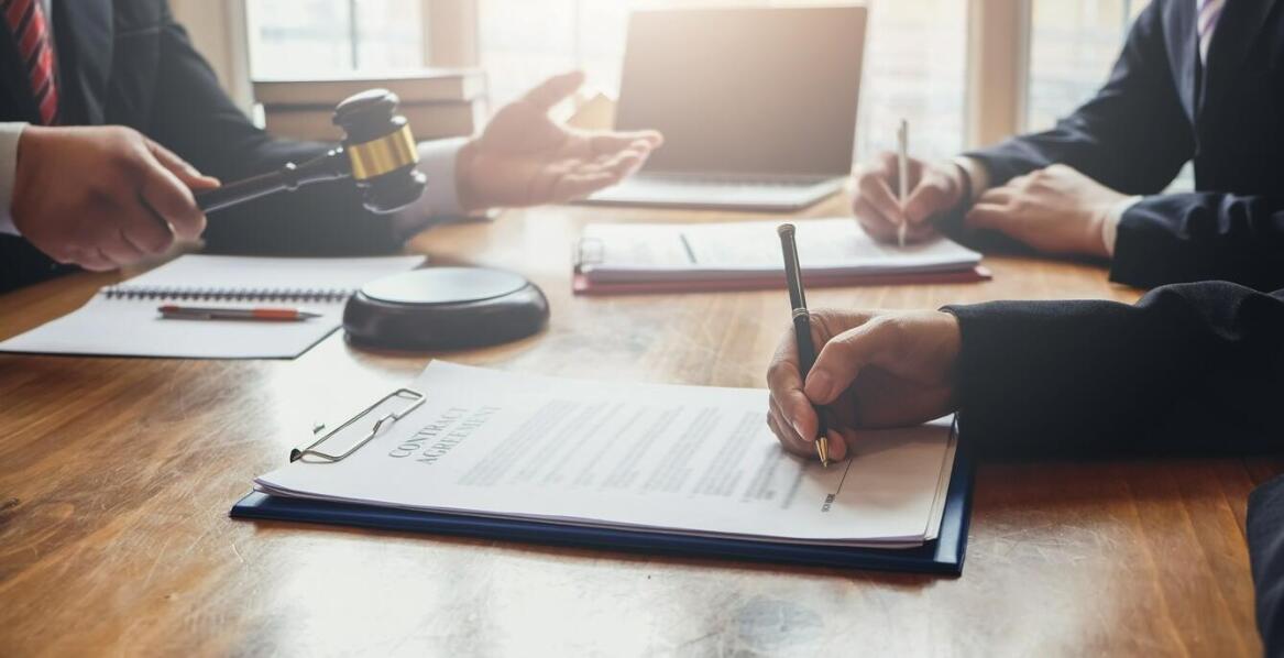 Jak kancelaria prawna pomaga w wykluczeniu nieprawdziwych informacji w zamówieniach publicznych?