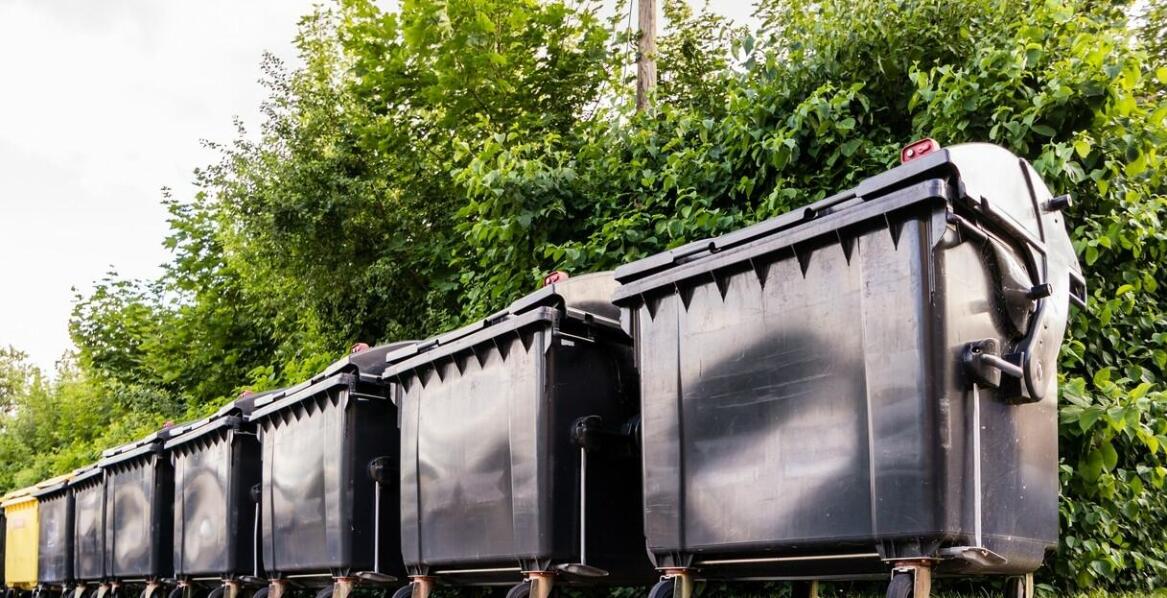 Bezpieczny transport odpadów – jakie technologie są wykorzystywane w pojazdach transportowych?