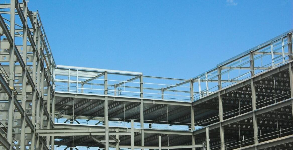 Jak zapewniana jest optymalna stabilność i bezpieczeństwo stalowej konstrukcji?