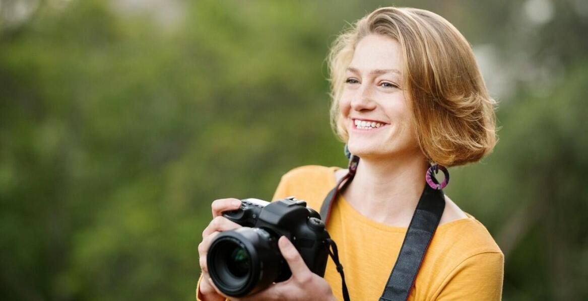 Sesje zdjęciowe w naturalnych sceneriach – jak pracuje fotograf?