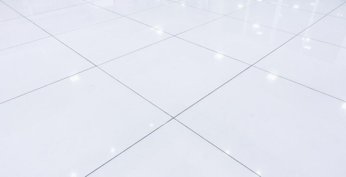 Dlaczego niska nasiąkliwość płytek przemysłowych jest istotna dla hal produkcyjnych?