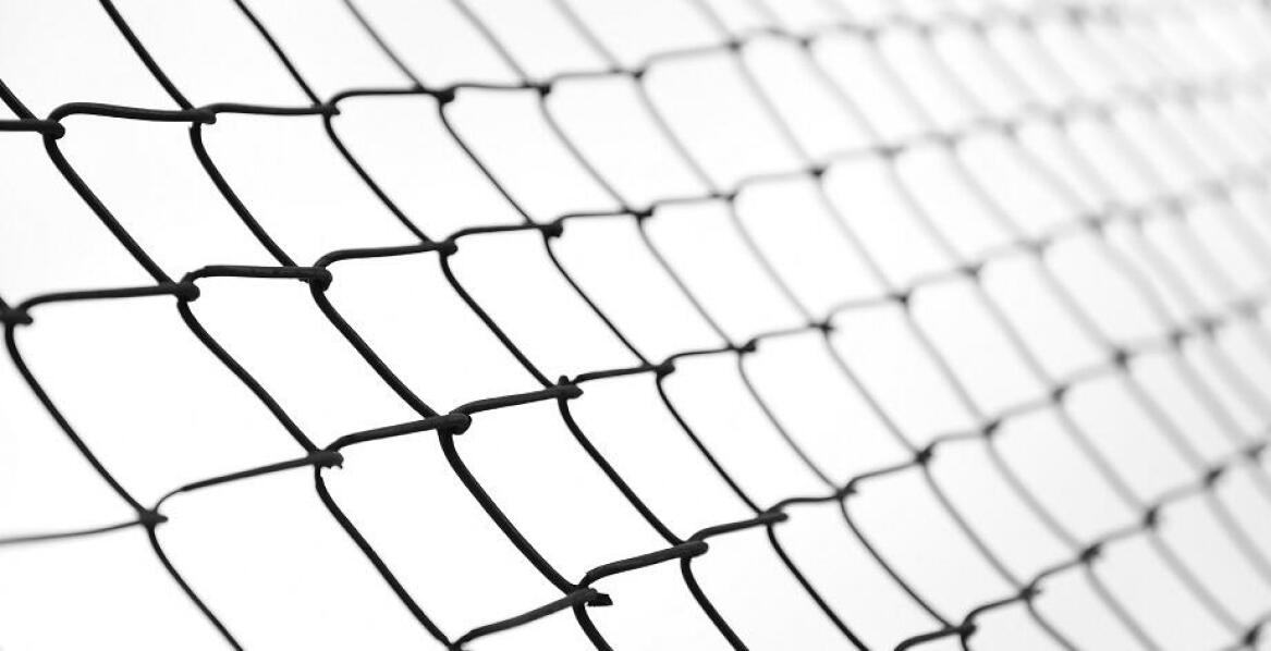 Praktyczne aspekty montażu siatek asekuracyjnych na wysokościach