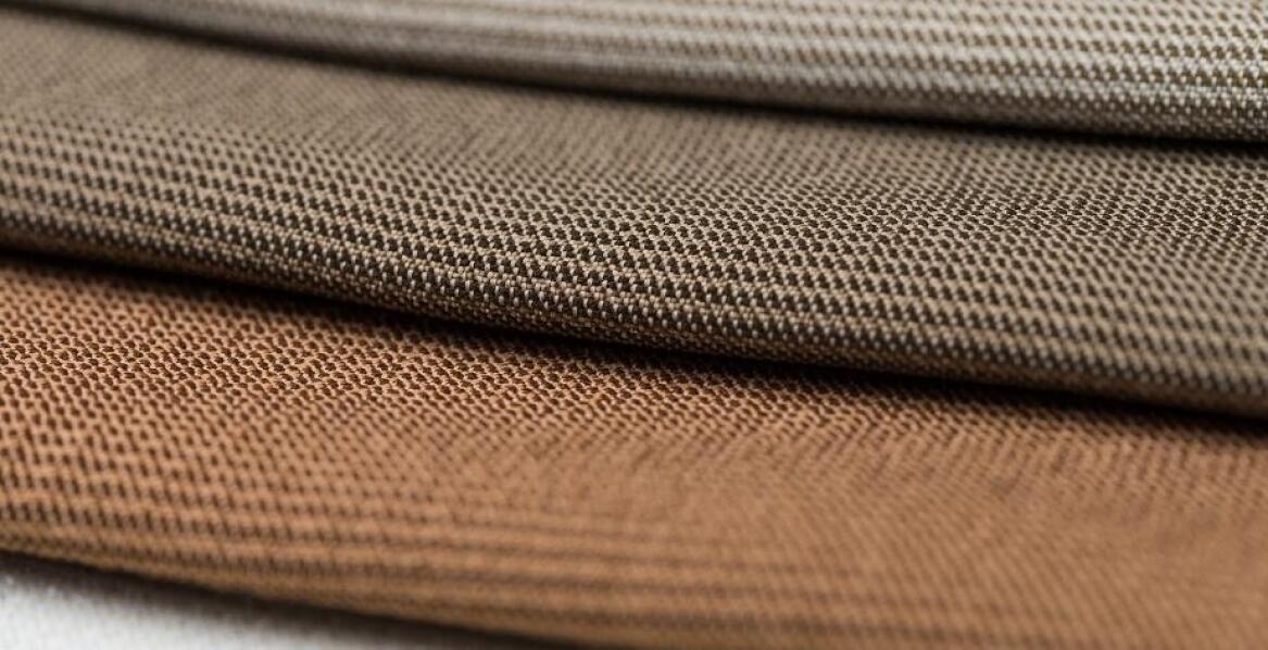 Jakie tkaniny najlepiej sprawdzają się przy szyciu mundurów galowych?