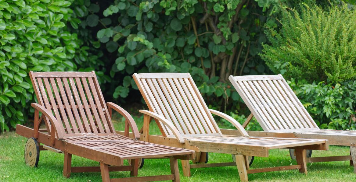 Zalety drewnianych leżaków plażowych w porównaniu do plastikowych modeli