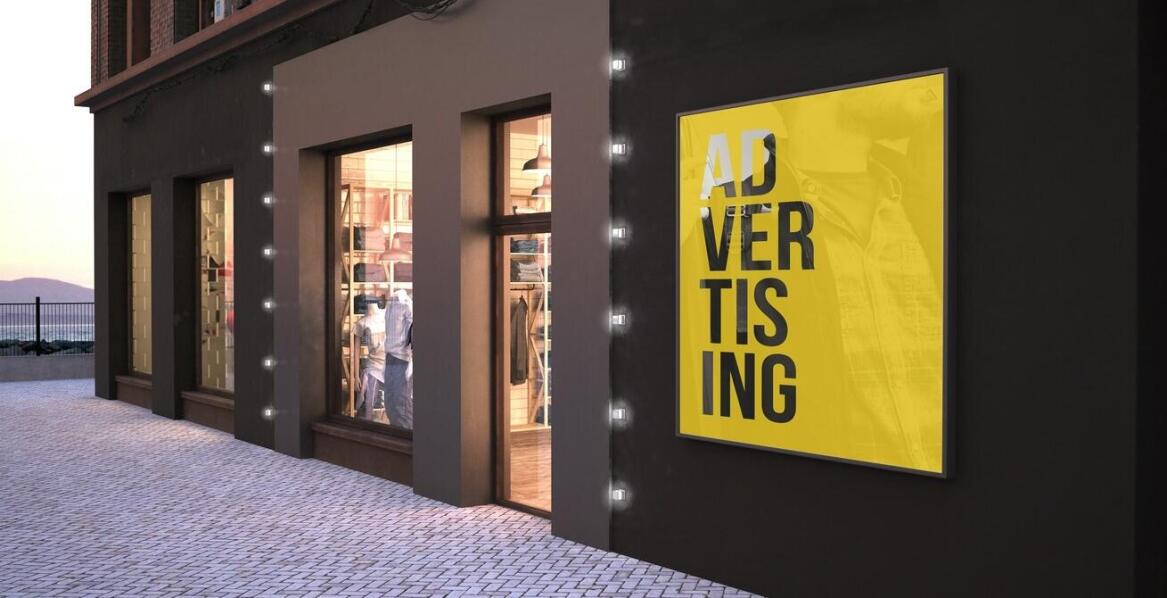 Wpływ kinkietów zewnętrznych na widoczność reklamy w trudnych warunkach atmosferycznych