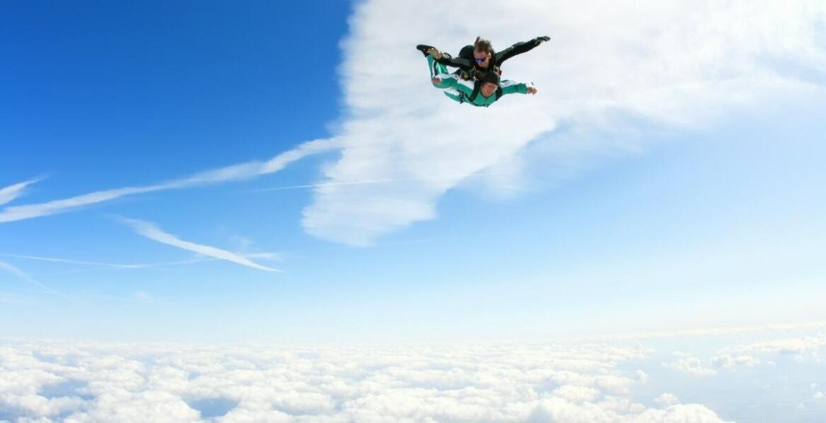 Jakie są różnice między różnymi ofertami voucherów na skoki spadochronowe?