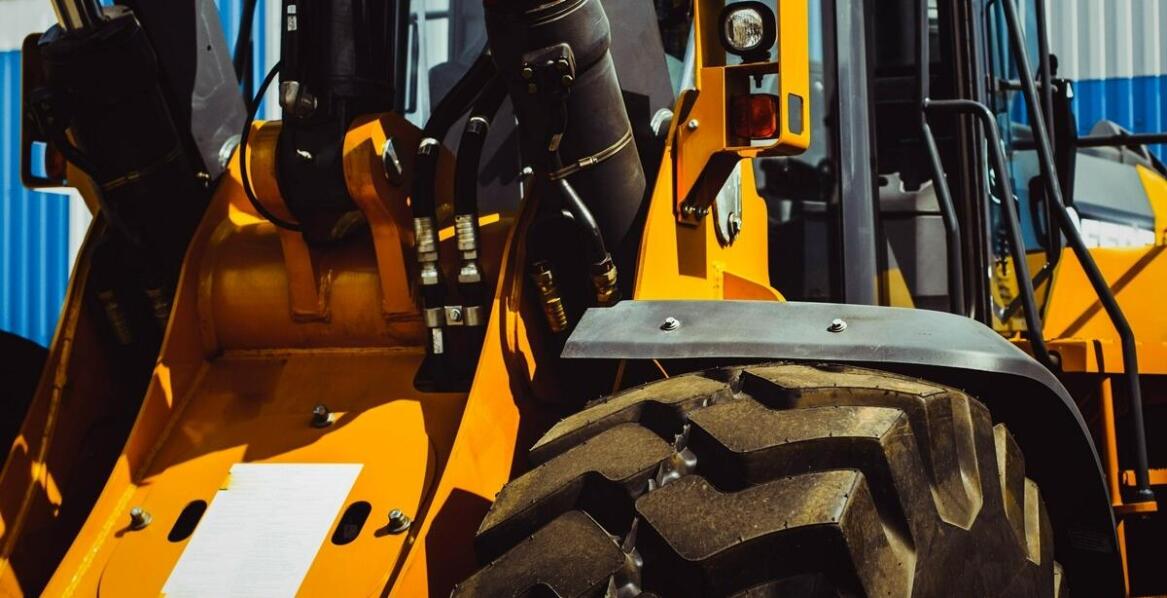 Jak korzystanie z oryginalnych części do miniładowarek zwiększa ich wydajność?