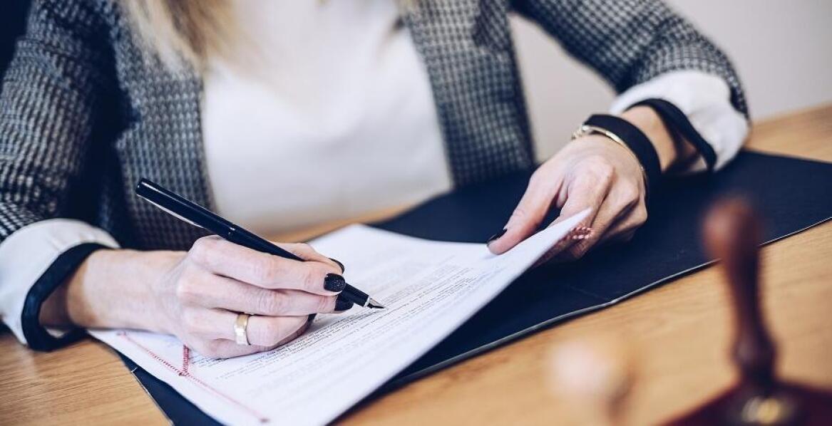 Znaczenie usług rejenta przy zarządzaniu dokumentami prawnymi