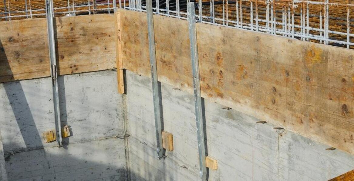 Jakie znaczenie mają ściany szczelinowe w zabezpieczaniu wykopów budowlanych?