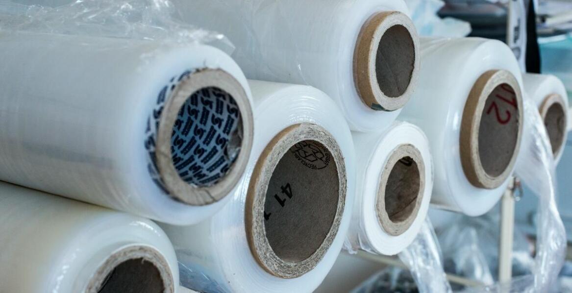 Jakie korzyści daje stosowanie folii do pakowania w magazynowaniu towarów?