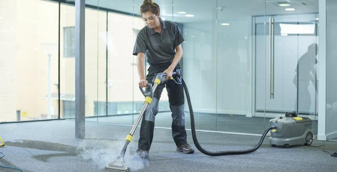 Wynajem parownic jako sposób na oszczędność przy sprzątaniu dużych powierzchni