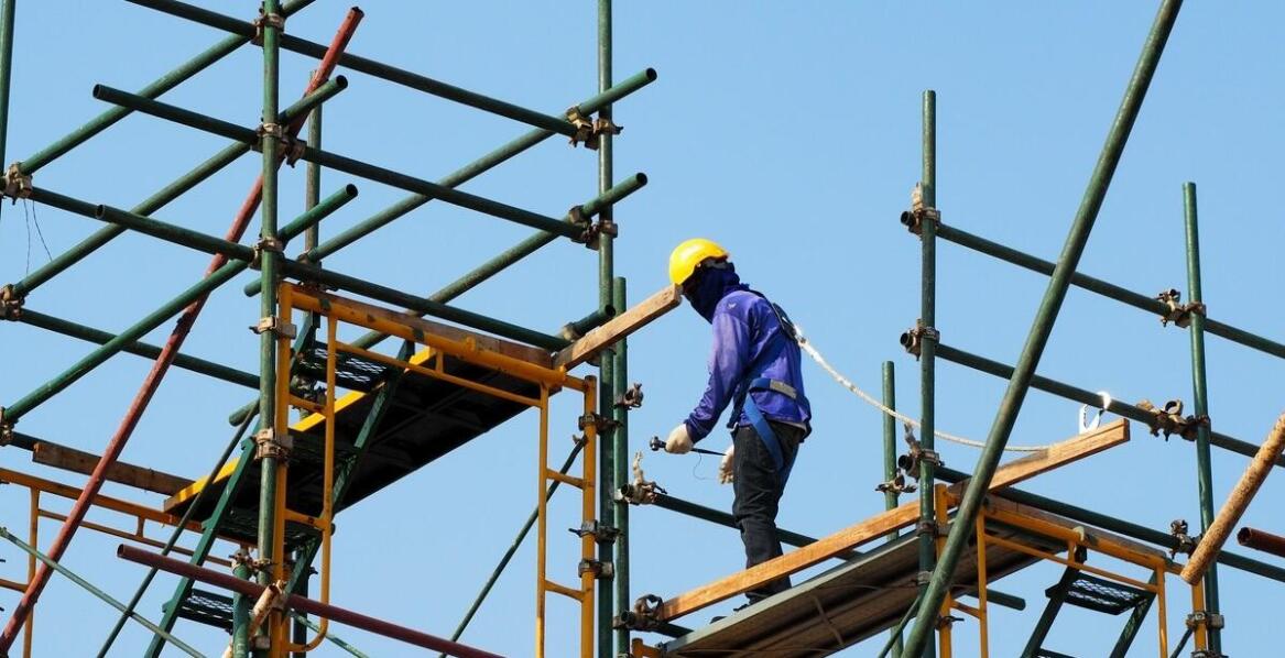 Dlaczego warto zainwestować w wynajem nowoczesnych rusztowań?