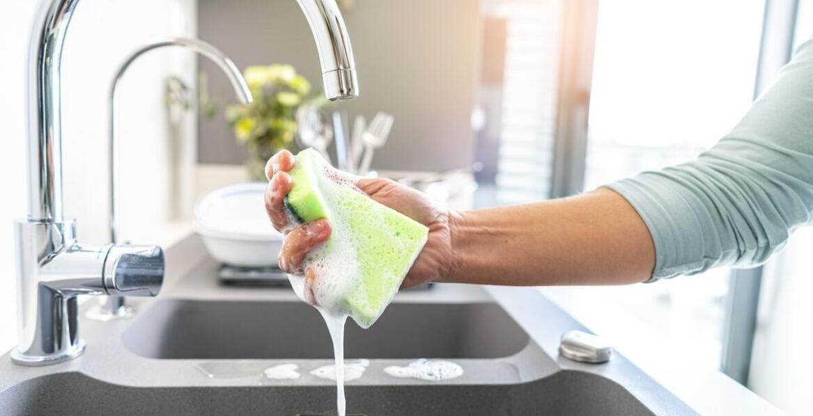 Efektywność płynów do naczyń w usuwaniu tłustych plam