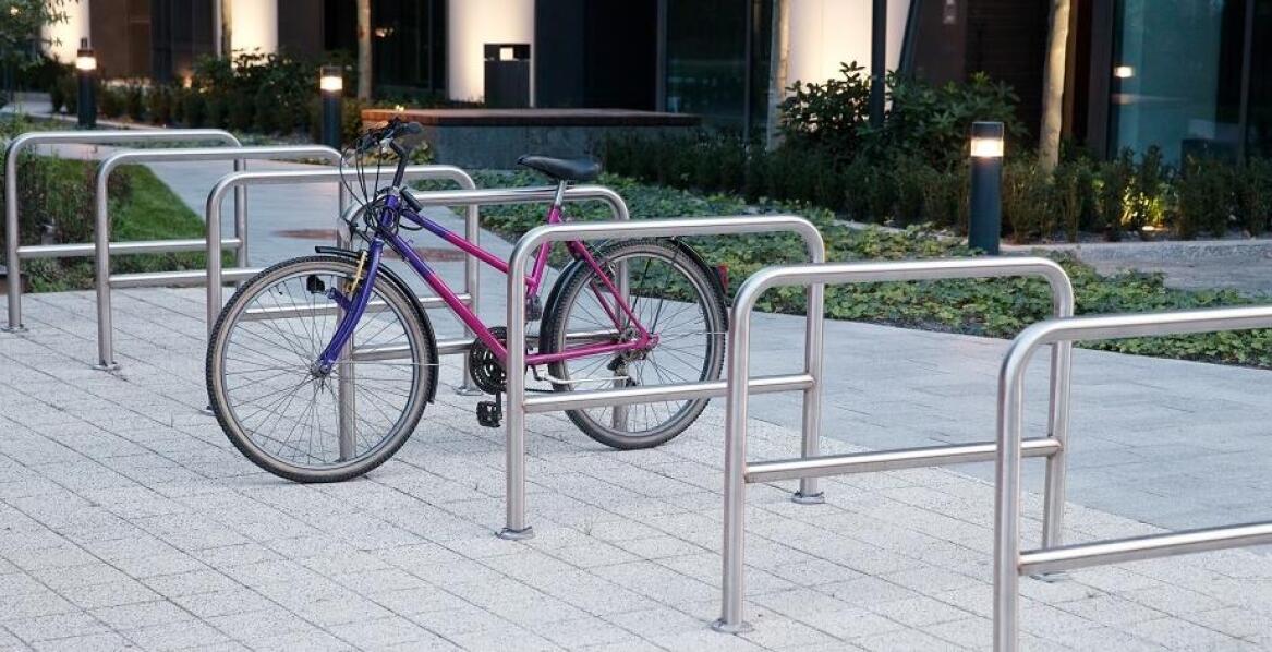 Wpływ estetyki i designu nowoczesnych stojaków na rowery na przestrzeń miejską