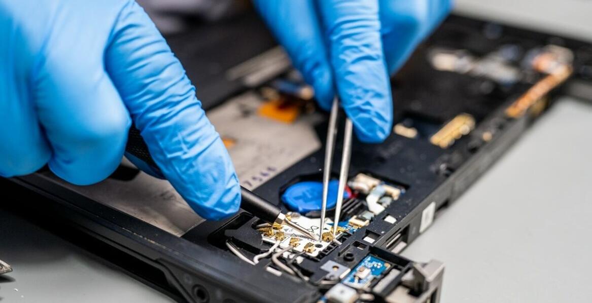 Dlaczego warto inwestować w oryginalne części zamienne podczas naprawy laptopa?