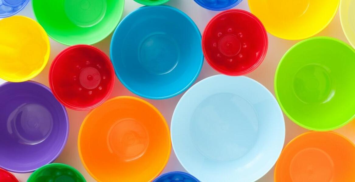 Bezpieczne materiały w produkcji kubków niekapków – co warto wiedzieć?